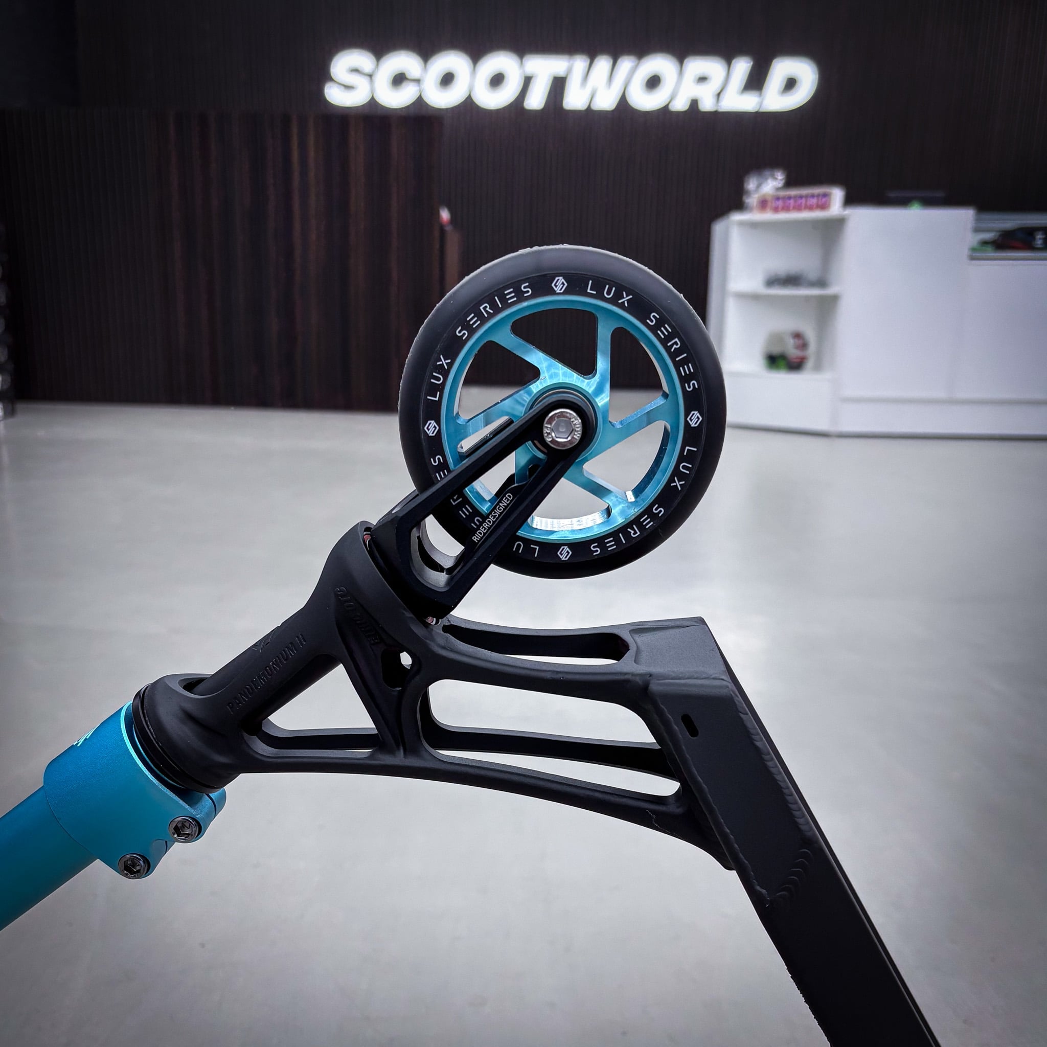 Striker Pande Teal/Black Custom Build - Teal/Black-ScootWorld.dk