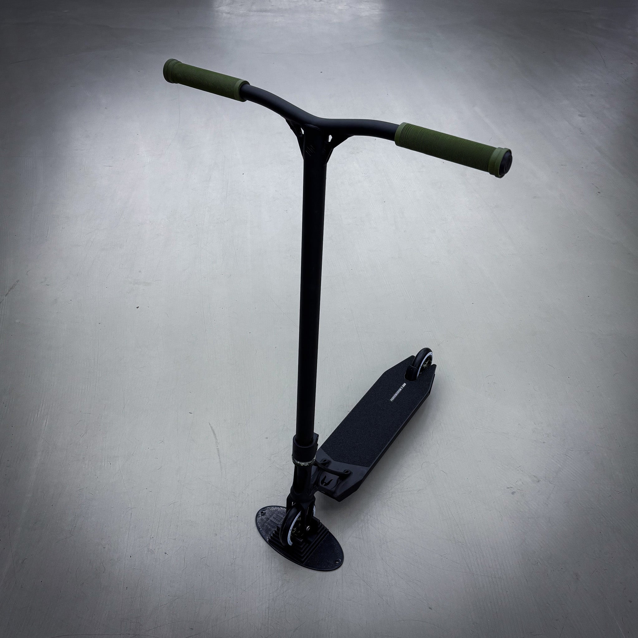 Striker Ethic Pande Black Camo Custom Build - Black/Green-ScootWorld.dk