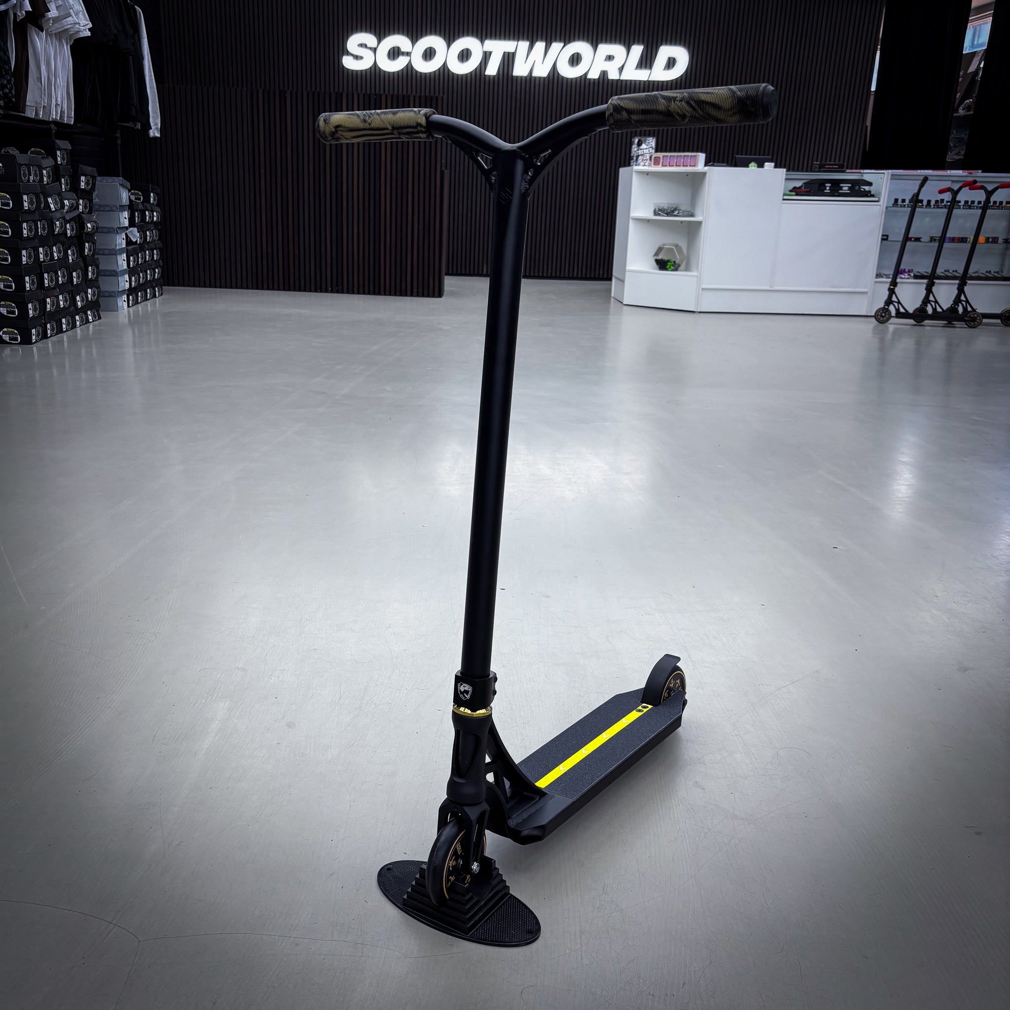 Striker Panda Custom Build - Black/Gold-ScootWorld.dk