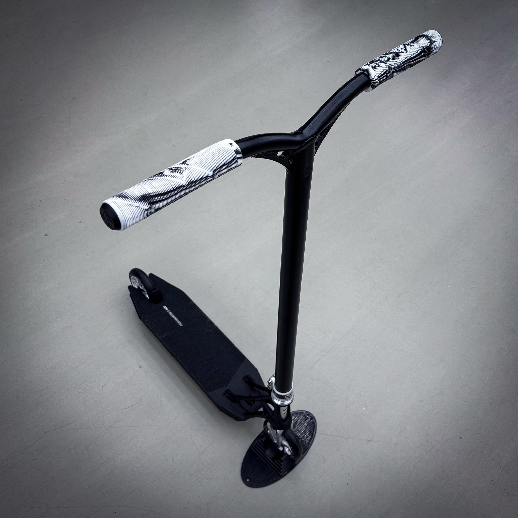 Striker Pande Black/Silver 460mm Custom Build - Black/Silver