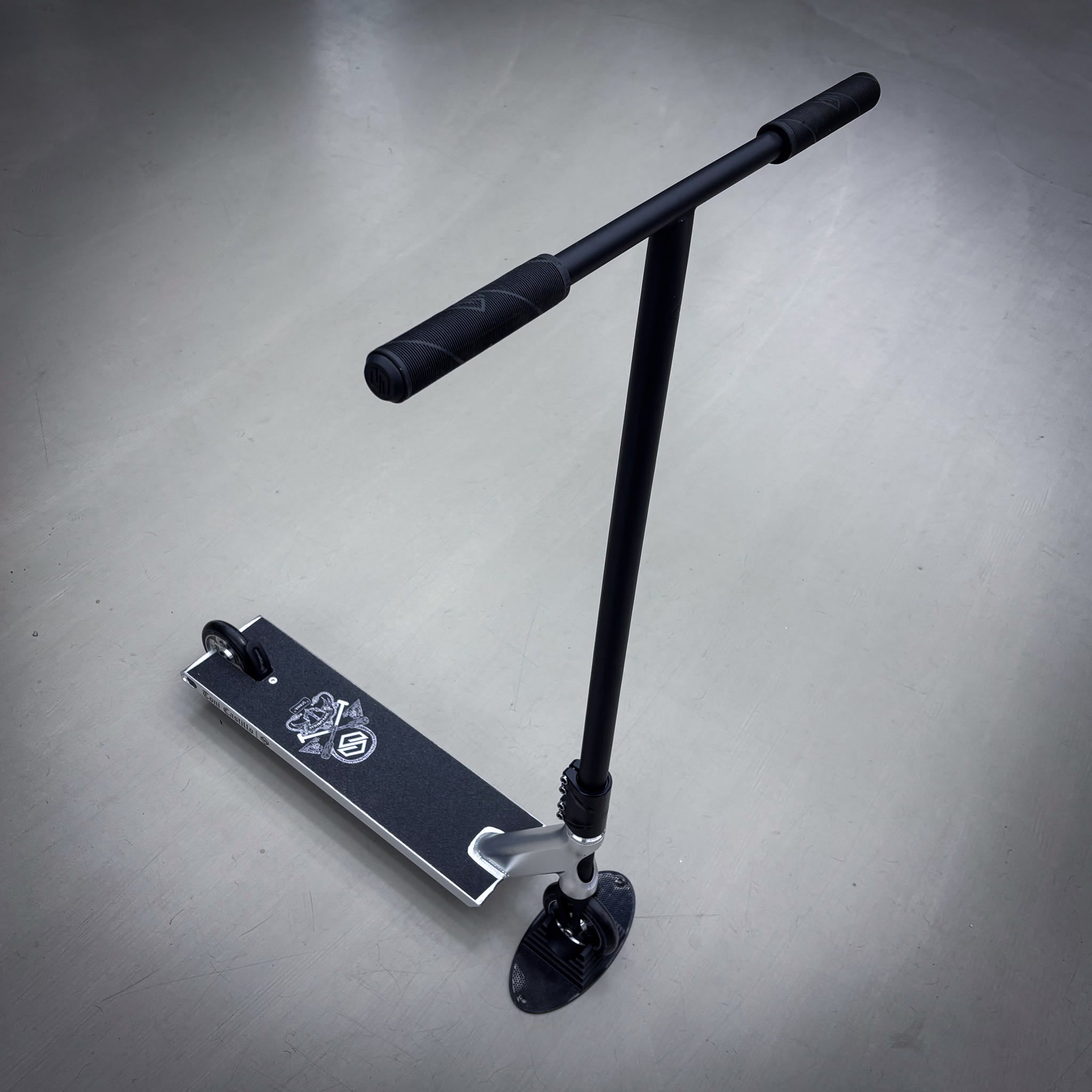 Striker Toni Street Black/Silver Custom Build - Black/Silver